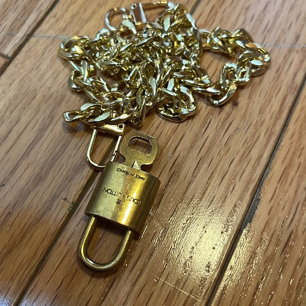🧡Gold Chain Necklace with LV Lock Pendant 317 - Picture 13 of 14